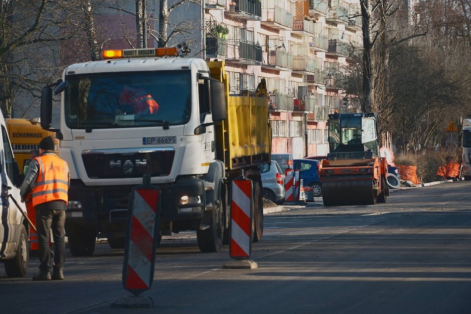 Łódź. Remont Łanowej w Łodzi. Jest już nowa jezdnia, trwają prace brukarskie