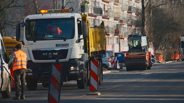 Remont Łanowej w Łodzi. Jest już nowa jezdnia, trwają prace brukarskie [ZDJĘCIA]