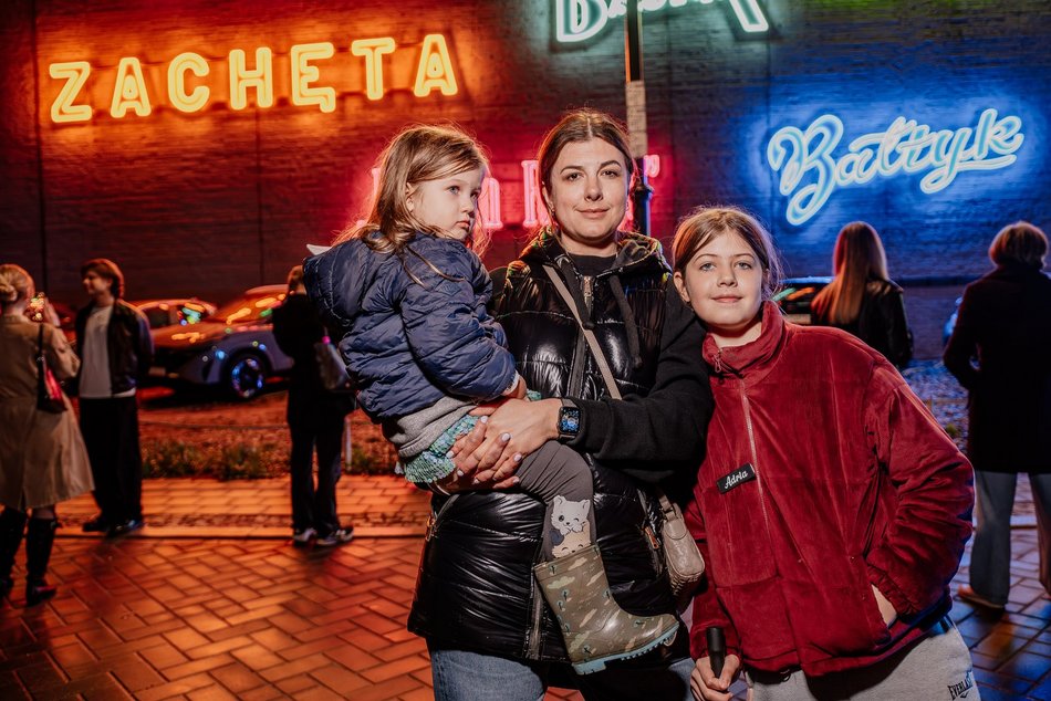 Łódź. Neony kultowych kin w Łodzi odpalone! Łódzka Galeria Neonów wygląda olśniewająco!