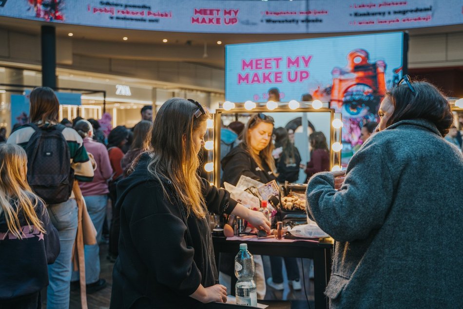 Łódź. Rekord malowania ust w Manufakturze w Łodzi pobity! Byłaś? Znajdź się na zdjęciach!