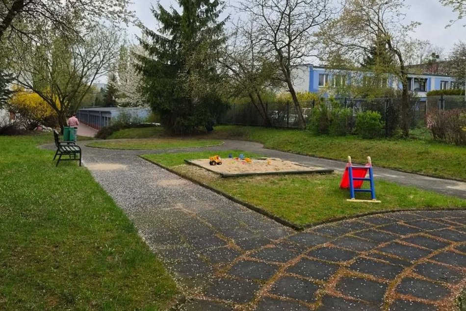 Łódź. Ukryte domki pomiędzy blokami w Łodzi. Niby Zarzew, a jak nadmorski kurort!