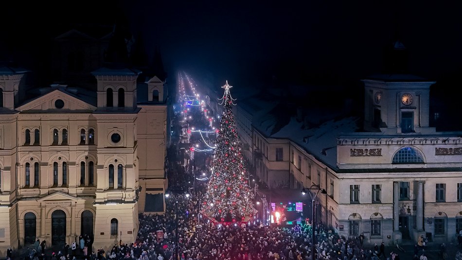Choinka na Piotrkowskiej w Łodzi już świeci! Tłumy łodzian na placu Wolności