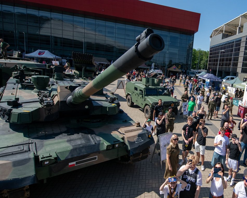 Wielka parada przed meczem Gortat Team vs NATO. Celebryci, żołnierze i sprzęt wojskowy