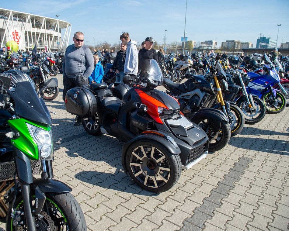 Parada motocyklistów przejechała ulicami Łodzi. Sezon rozpoczęty! Byłeś?