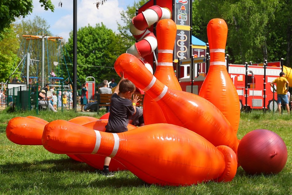 Łódź. Piknik na Młynku w Łodzi. Dmuchańce, alpaki, gigantyczne kręgle i rowery wodne