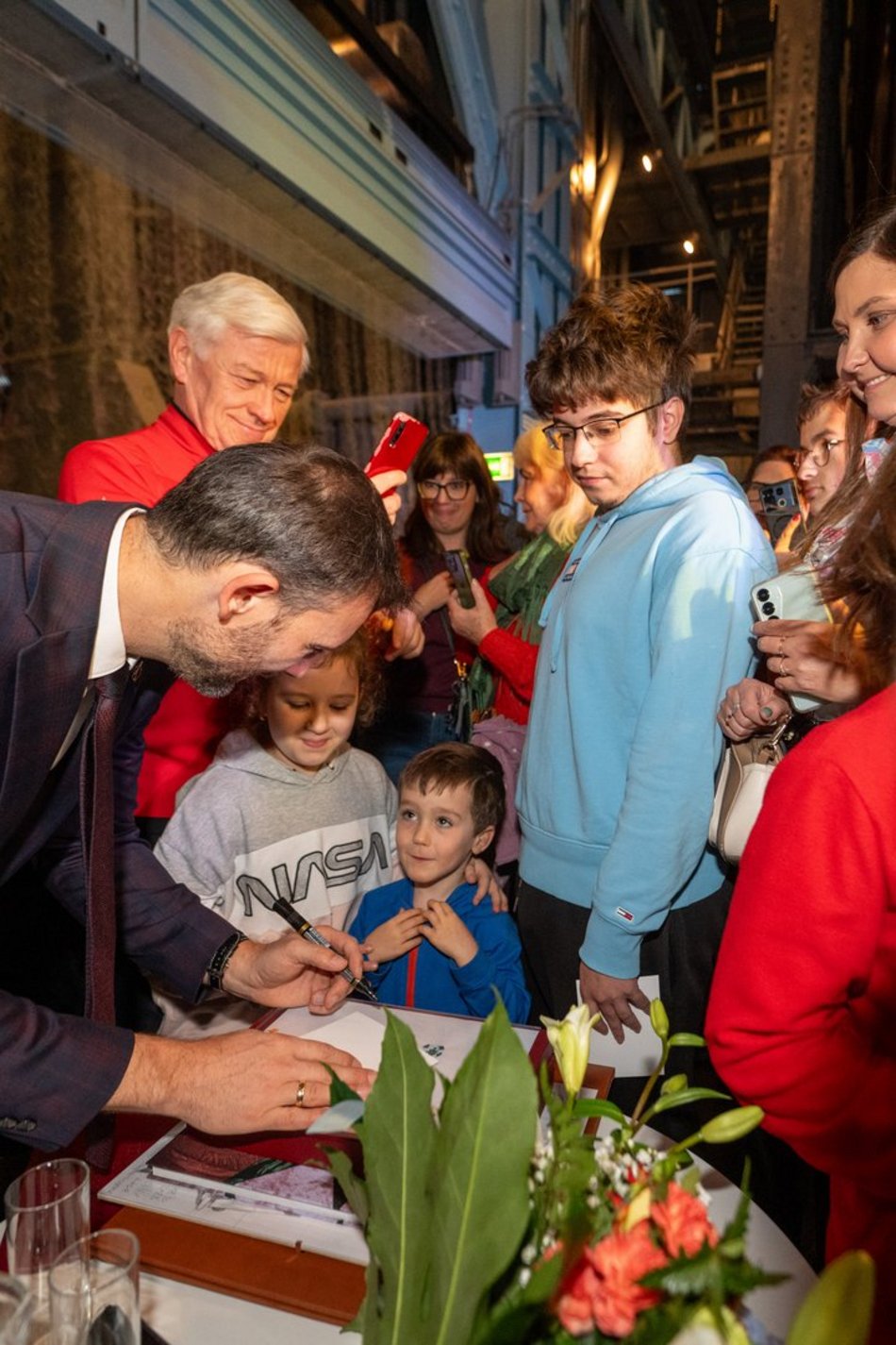 Łódź. Sławosz Uznański-Wiśniewski w EC1 Łódź. Tłumy łodzian na spotkaniu z astronautą