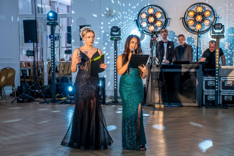 Łódź. Studniówka IV LO w Łodzi. Kreacje, które zapierały dech i radość na twarzach młodzieży