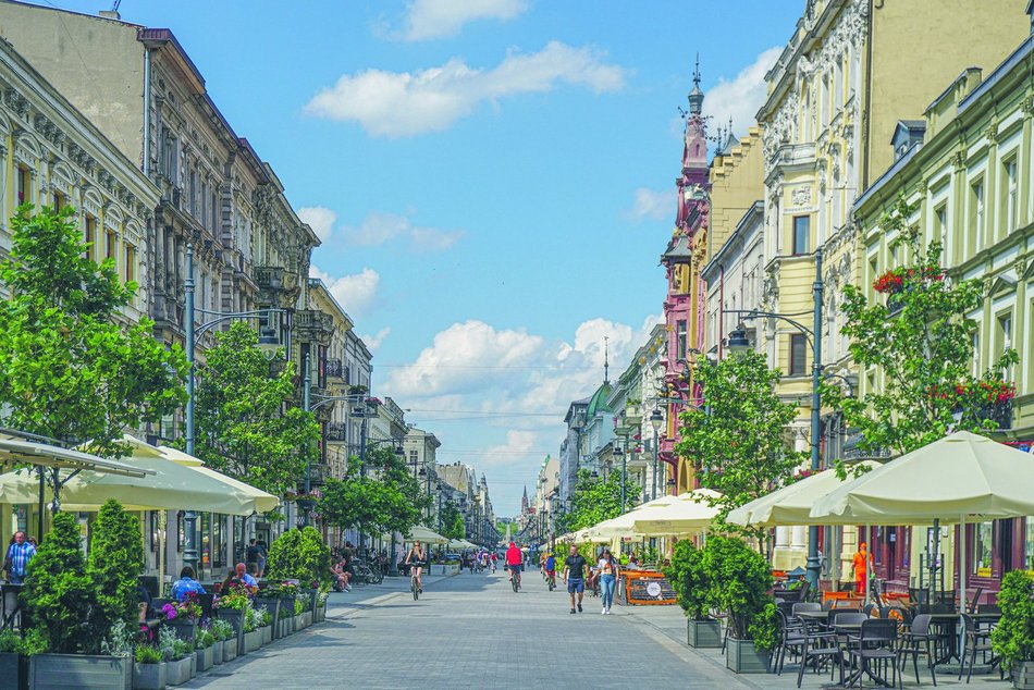 Łodzianie słuchający koncertów w Ogrodach Geyera