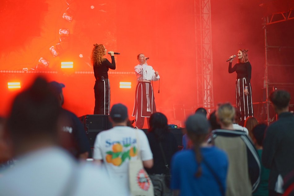 Sw@da x Niczos wystąpili na Great September 2025 w Łodzi. Koncert w pasażu Schillera