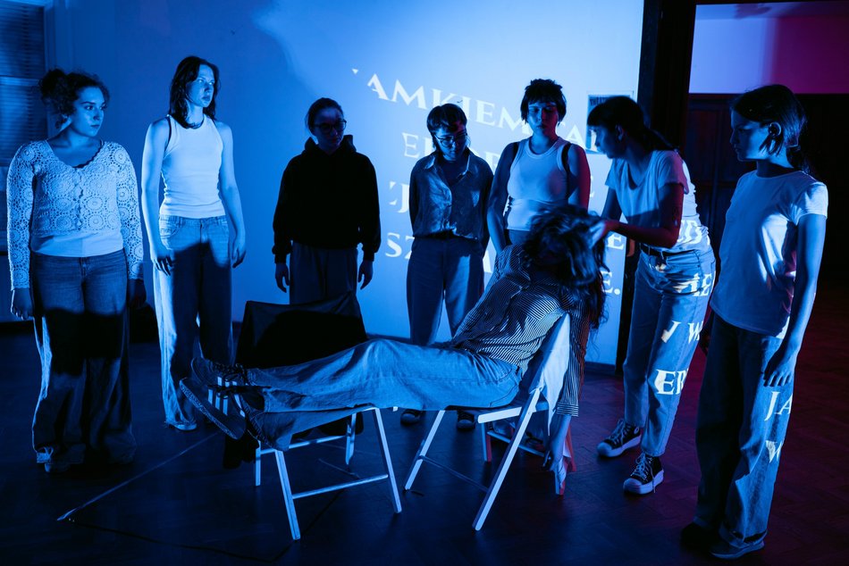 Łódź. Spektakl „Dwunastu gniewnych ludzi”. Miejska Strefa Kultury w Łodzi zaprasza na premierę 