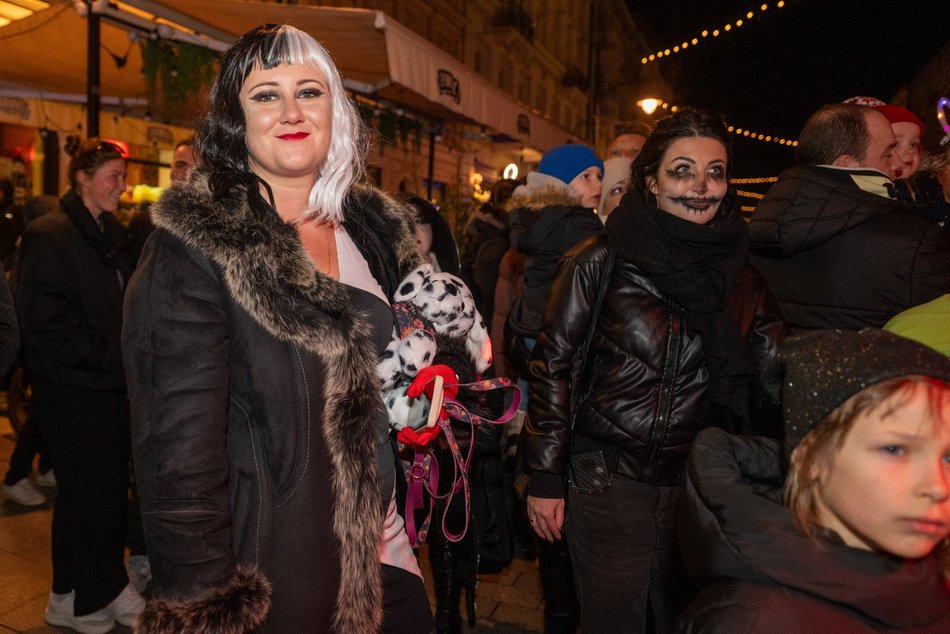 Łódź. Halloweenowa parada przeszła Piotrkowską w Łodzi. Tłumy duchów, czarownic i zombie!