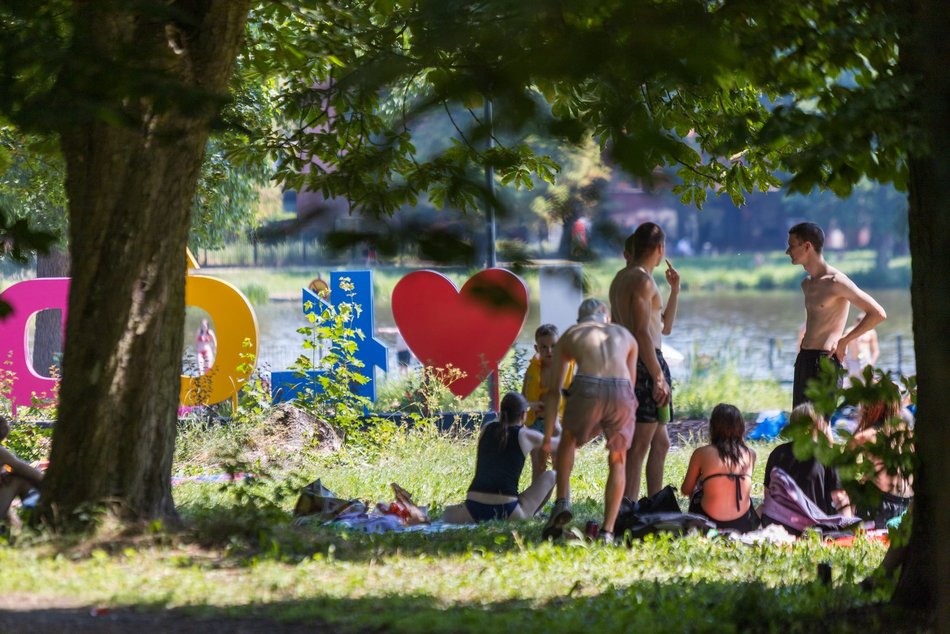Upalna niedziela na Stawach Stefańskiego. Zobacz, jak wypoczywali Łodzianie