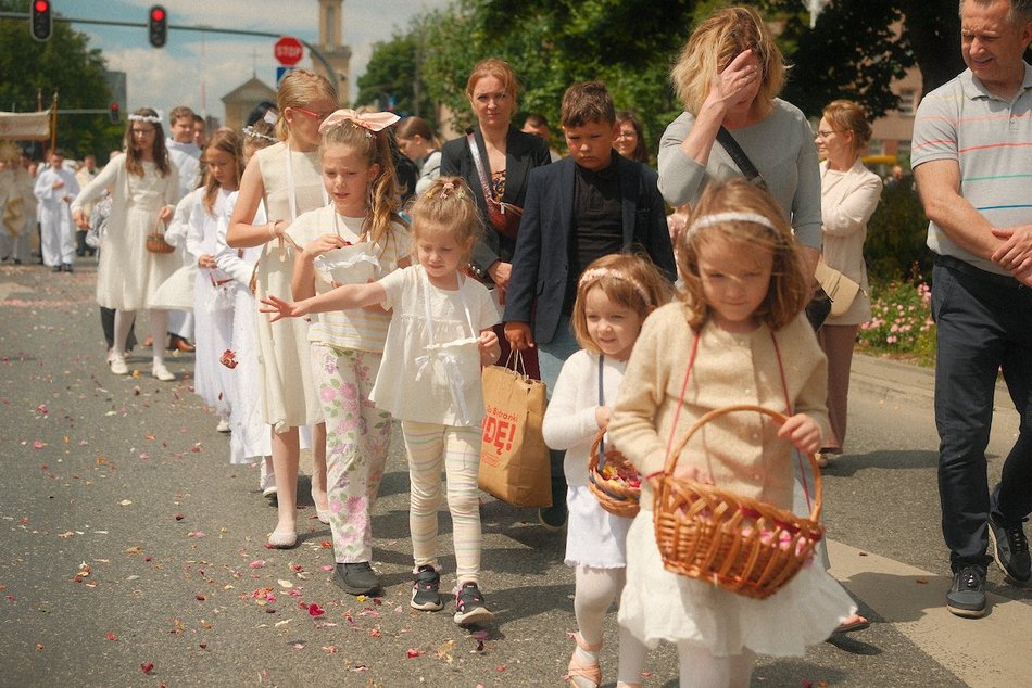 Łódź. Boże Ciało w Łodzi. Ulicami miasta przeszła procesja z kościoła M.B. Zwycięskiej