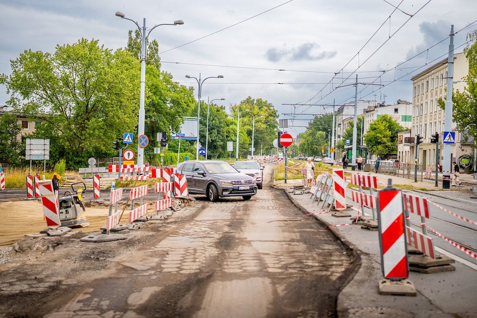 Łódź. Remont Pabianickiej w Łodzi. Powstają kolejne metry nowej nawierzchni i chodników