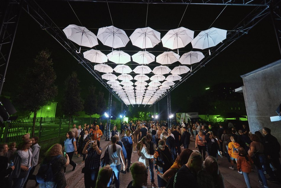 festiwal światła kolorowe parasolki