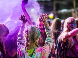 ludzie obrzuceni kolorowym proszkiem