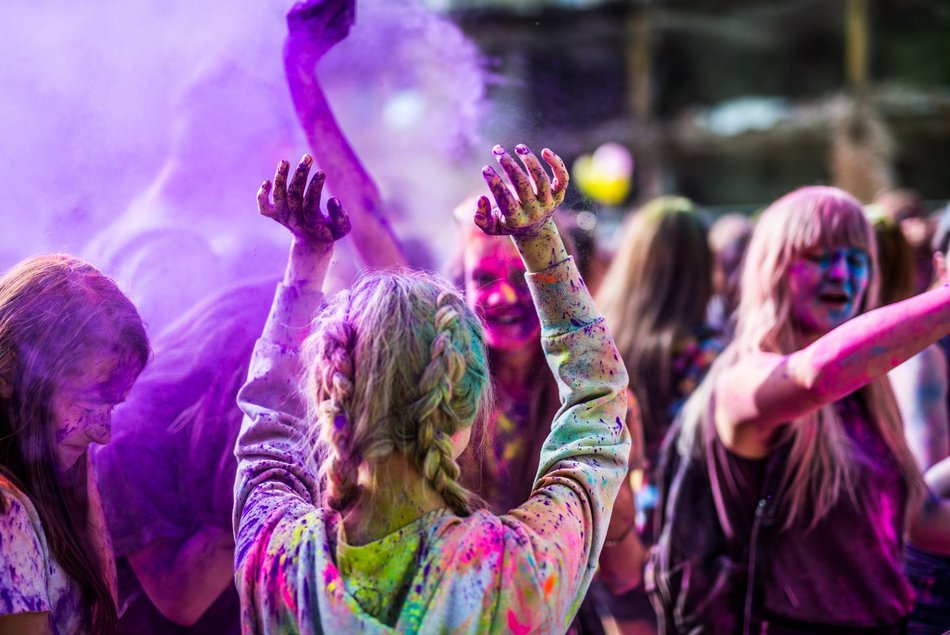 ludzie obrzuceni kolorowym proszkiem