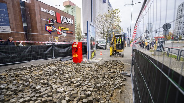 Galeria Łódzka w trakcie odbetonowywania. Łódź staje się jeszcze bardziej zielona! [ZDJĘCIA]