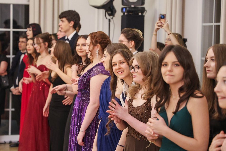 Łódź. Studniówka II LO w Łodzi. Wspaniali maturzyści świętowali w Pałacu Skotniki