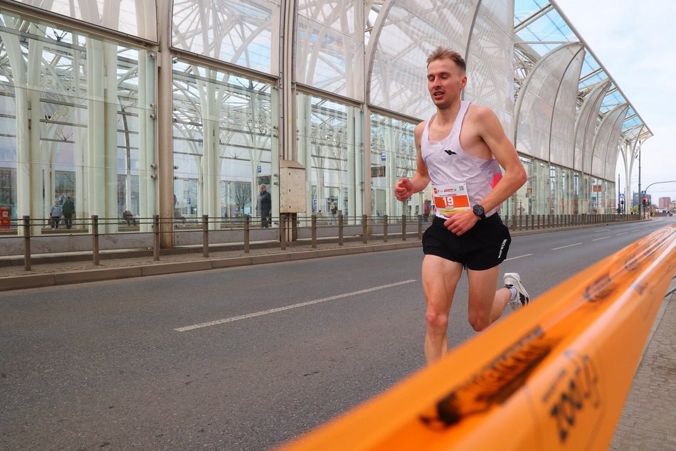 Łódź. DOZ Maraton Łódź 2026. Brałeś udział w biegu? Odszukaj się w galerii i zapisz na pamiątkę!