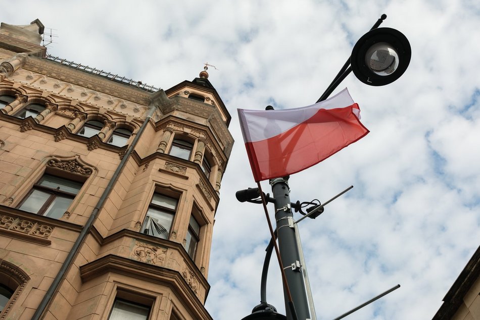 Łódź. Piotrkowska w biało-czerwonych barwach. Łódź gotowa na majówkę!