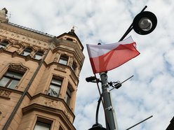 Łódź. Piotrkowska w biało-czerwonych barwach. Łódź gotowa na majówkę!