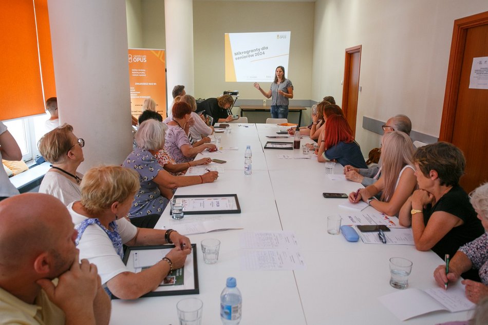 Łódź. seniorzy siedzą przy stole