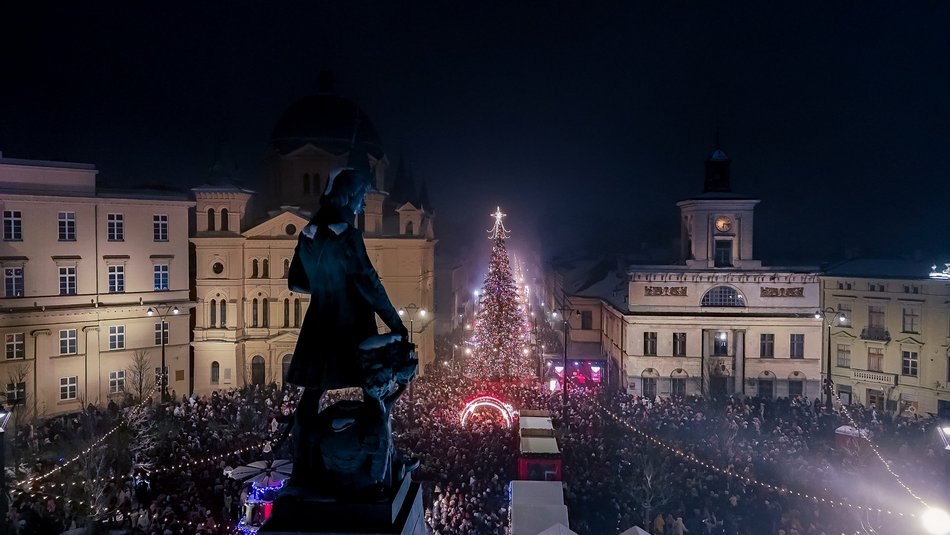 Choinka na Piotrkowskiej w Łodzi już świeci! Tłumy łodzian na placu Wolności