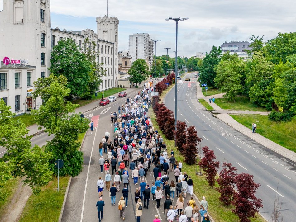Łódź. Boże Ciało w Łodzi. Procesja z kościoła Matki Boskiej Zwycięskiej przeszła ulicami miasta