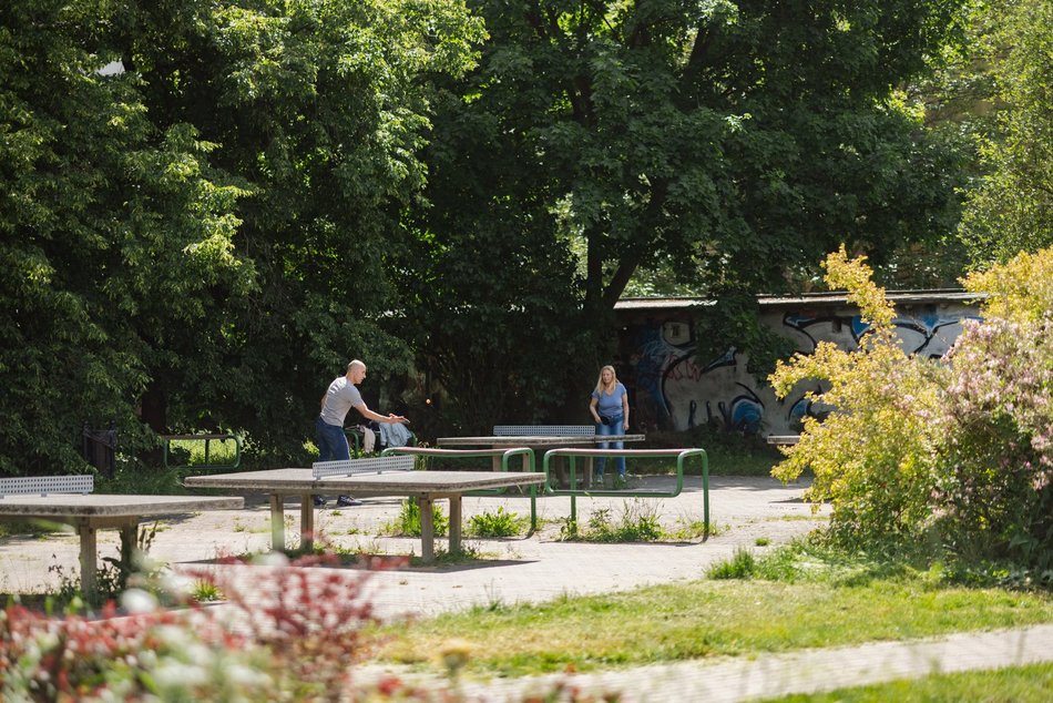 Łódź. Łodzianie spędzają czas wolny w Parku Helenów i Parku Podolskim w Łodzi. Sport i chillout