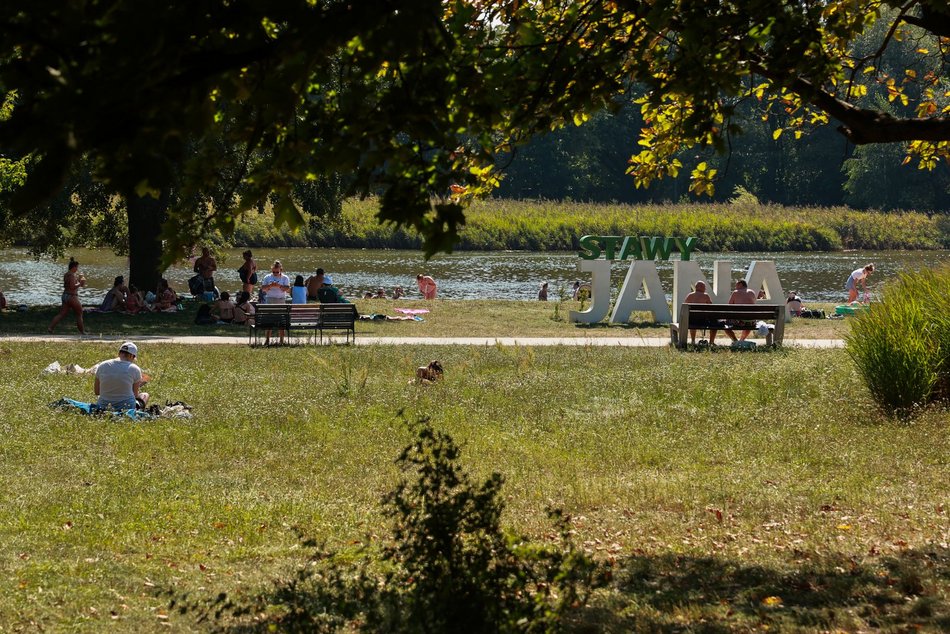 Łódź. Upalny weekend na Stawach Jana w Łodzi. Tak wypoczywają łodzianie!