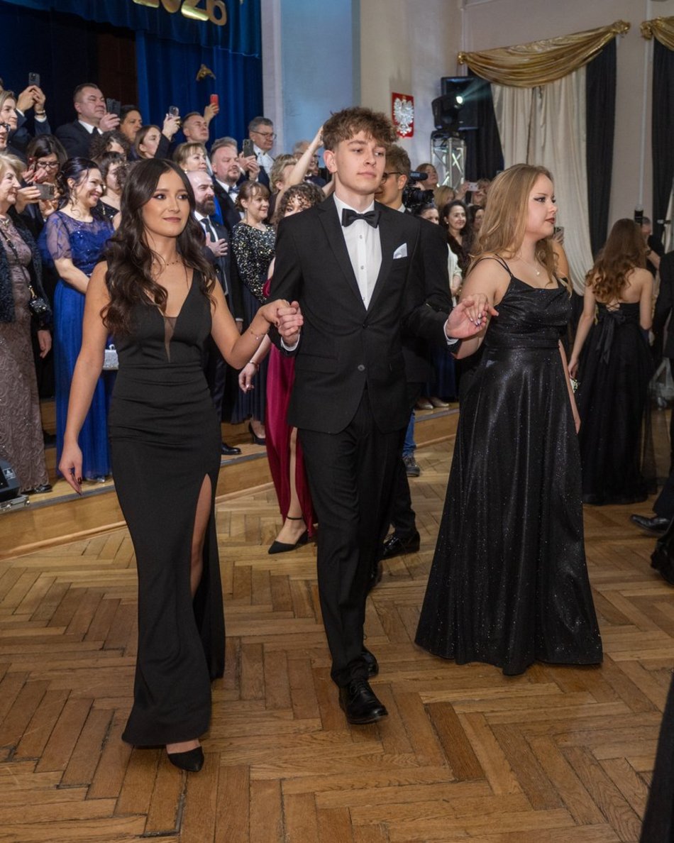 Łódź. Studniówka XXVI LO w Łodzi. Ależ oni zatańczyli... i jak pięknie wyglądali!