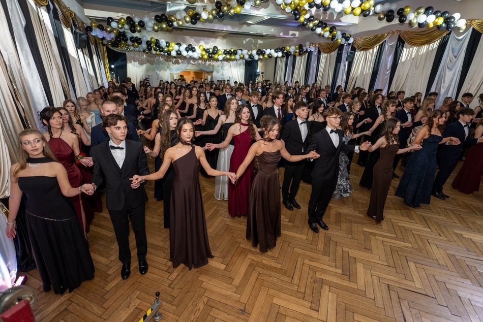 Łódź. Studniówka XXVI LO w Łodzi. Ależ oni zatańczyli... i jak pięknie wyglądali!