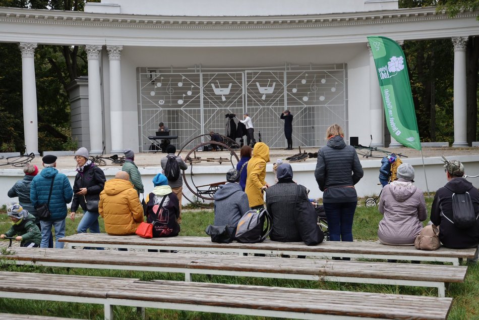 Pokaz rowerowy w parku Julianowskim