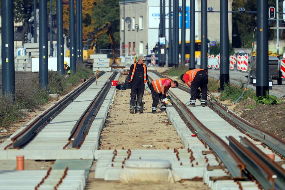 Remont Śmigłego-Rydza. Trwa układanie szyn tramwajowych