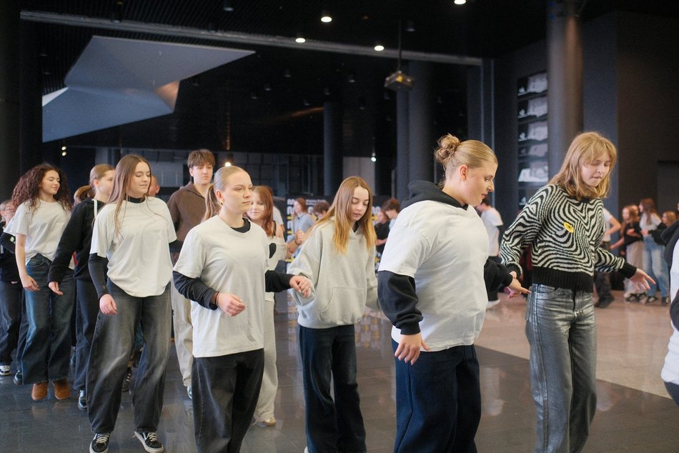 Łódź. Licealiści z Łodzi zatańczyli Belgijkę! Wielkie świętowanie Międzynarodowego Dnia Licealisty