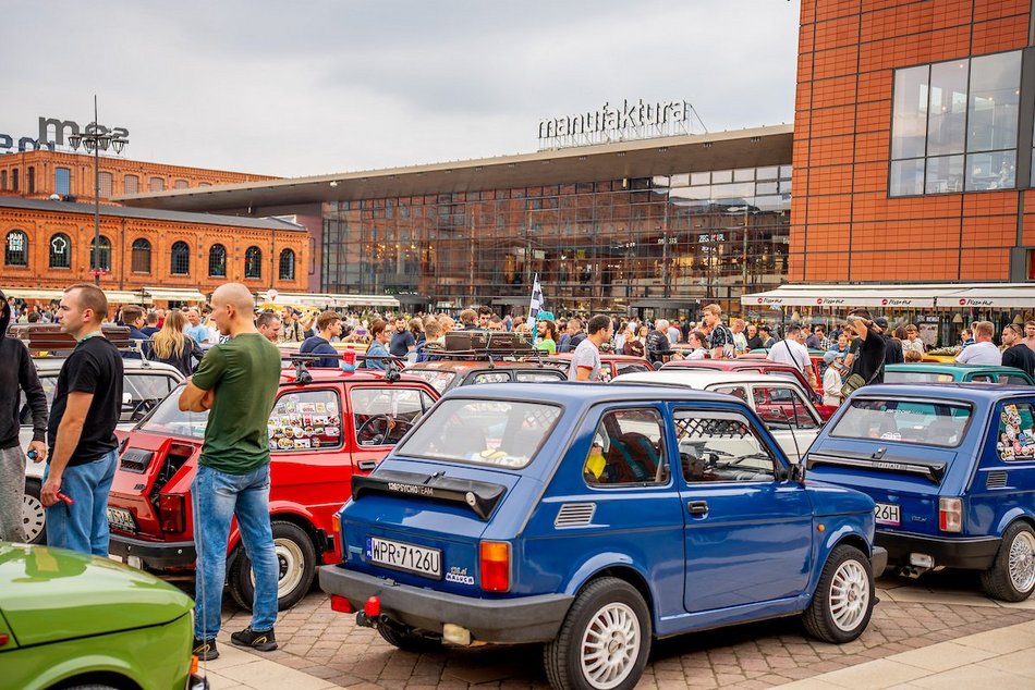 Łódź. Parada maluchów w Manufakturze! Kultowe fiaty 126p ciągle w modzie