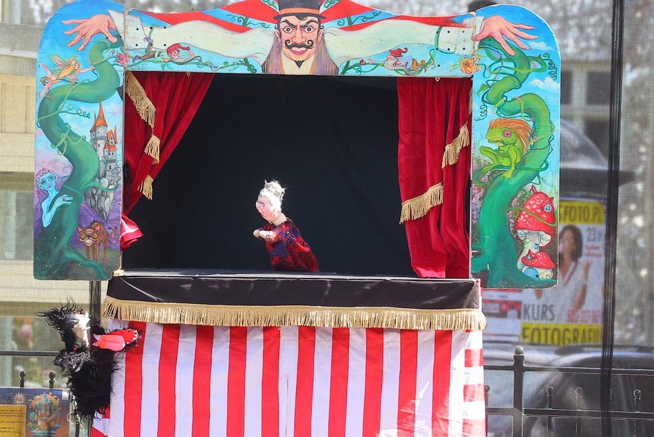 Łódź. Baśniowa Piotrkowska w Łodzi. Teatr Barnaby zachwycił najmłodszych widzów