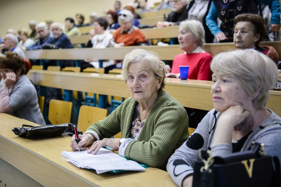 sala wykładowa ze starszymi ludźmi