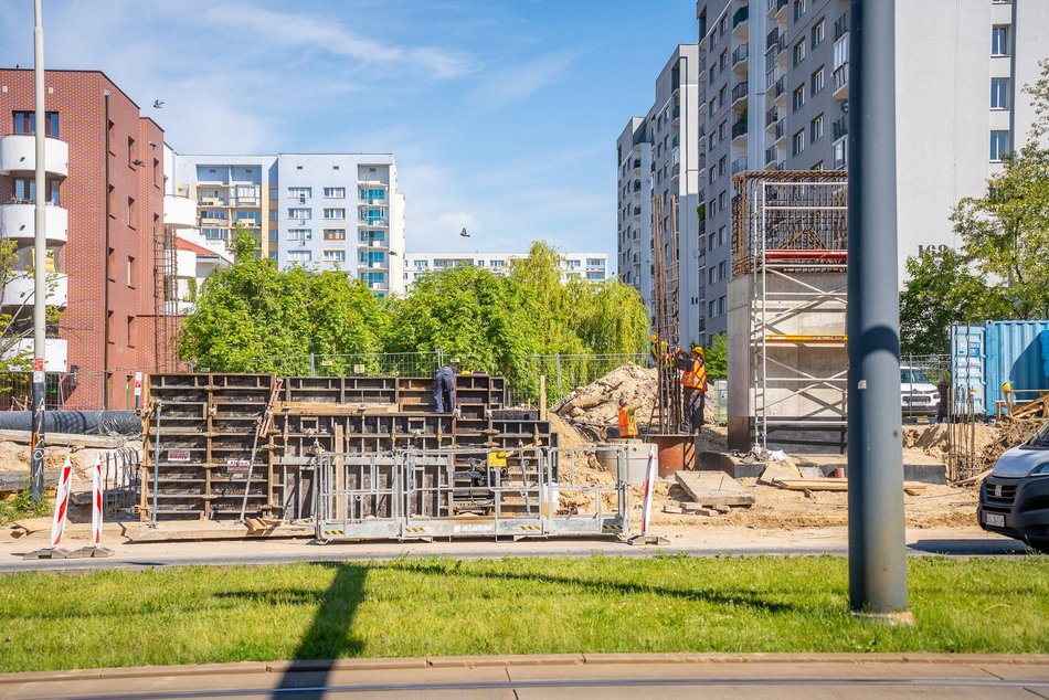 Budowa kładek nad Wyszyńskiego w Łodzi. Najnowsze postępy i zmiany w ruchu
