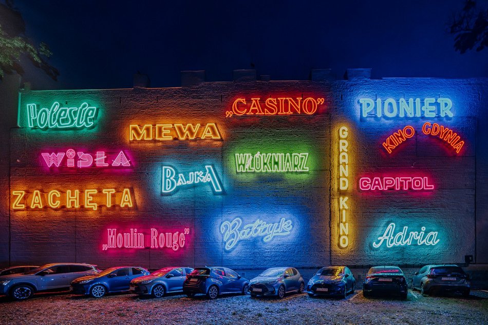 Łódź. Neony kultowych kin w Łodzi odpalone! Łódzka Galeria Neonów wygląda olśniewająco!