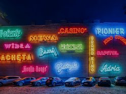 Łódź. Neony kultowych kin w Łodzi odpalone! Łódzka Galeria Neonów wygląda olśniewająco!