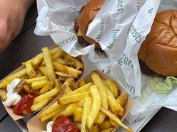 Youtuber Maciej Je ocenia kultowe restauracje w Łodzi