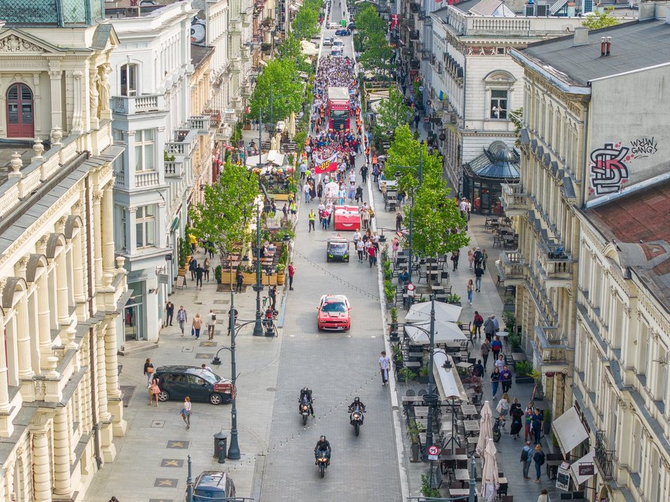 Łódź. Juwenalia 2025 w Łodzi. Kolorowy pochód studentów przeszedł Piotrkowską!