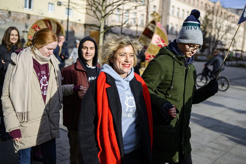 Łódź. Polonez dla Łodzi. Tłumy maturzystów zatańczyły na Piotrkowskiej. Razem z nimi łodzianie!