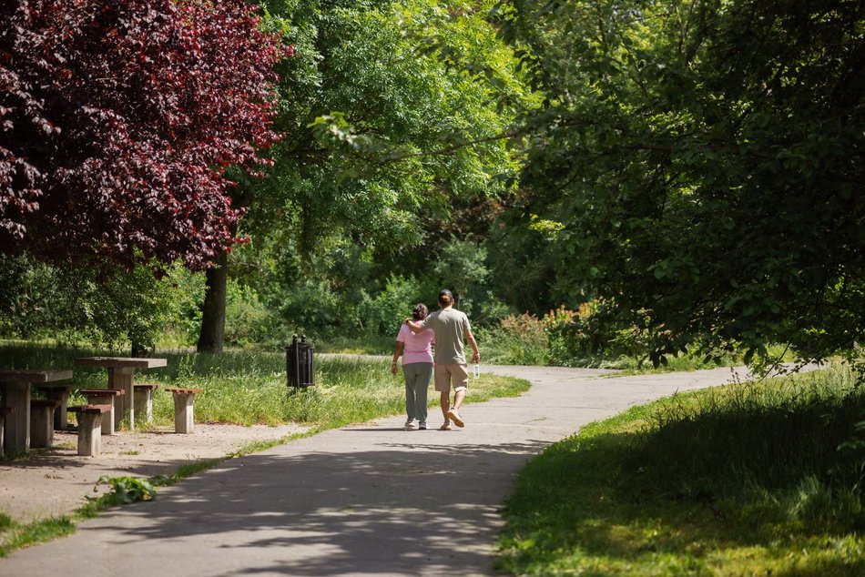 Łódź. Łodzianie spędzają czas wolny w Parku Helenów i Parku Podolskim w Łodzi. Sport i chillout