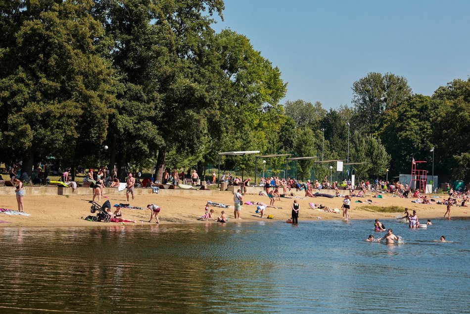 Łódź. Upalny weekend na Stawach Jana w Łodzi. Tak wypoczywają łodzianie!