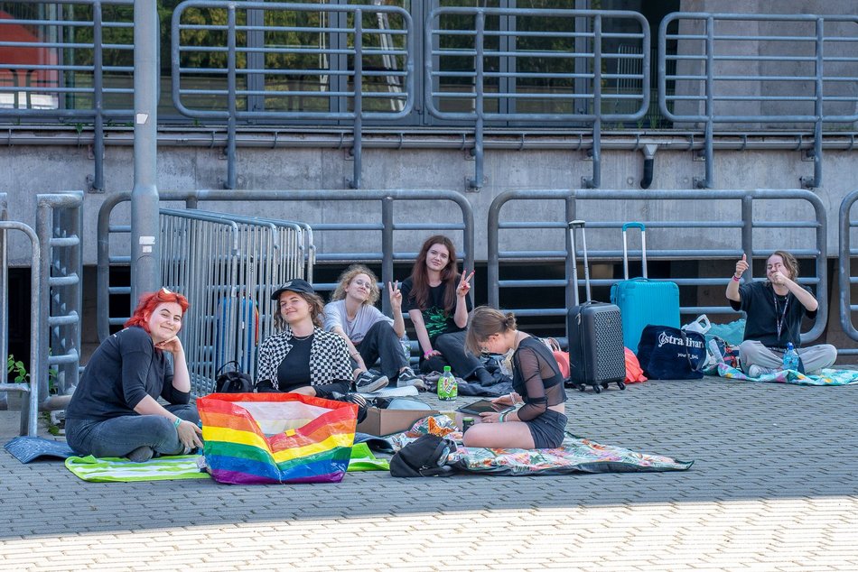 Tłumy fanek Louisa Tomlinsona przed Atlas Areną