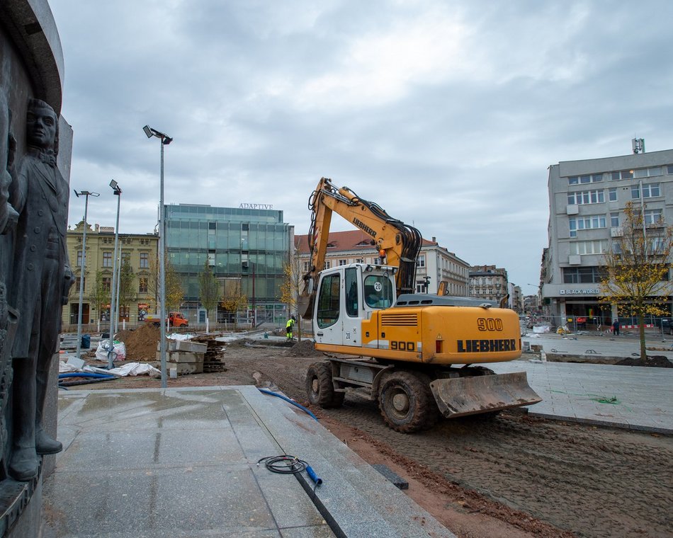 Plac Wolności z kolejnymi drzewami