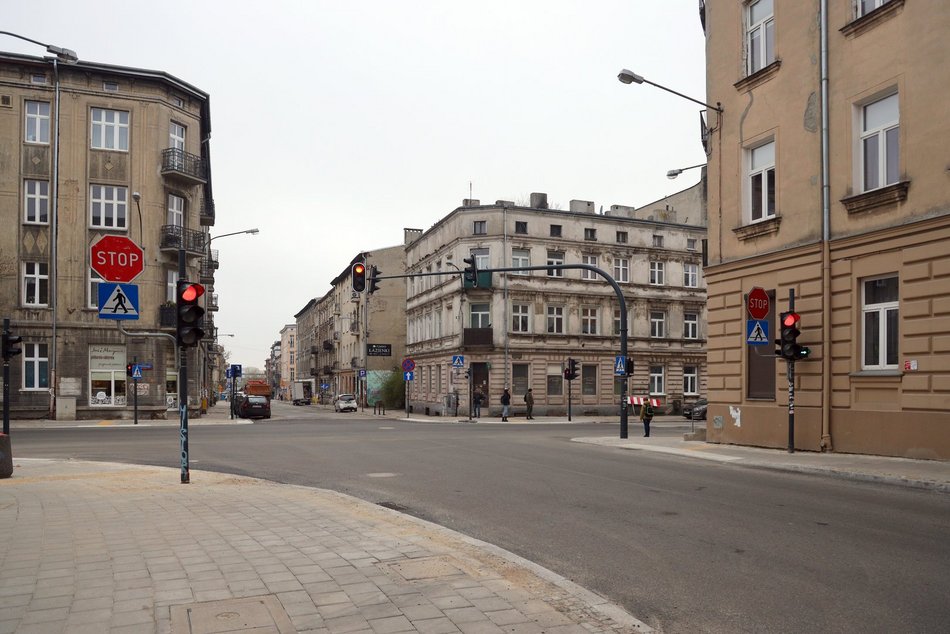 Nowy asfalt na Struga. Powrót autobusu MPK Łódź na swoją trasę.